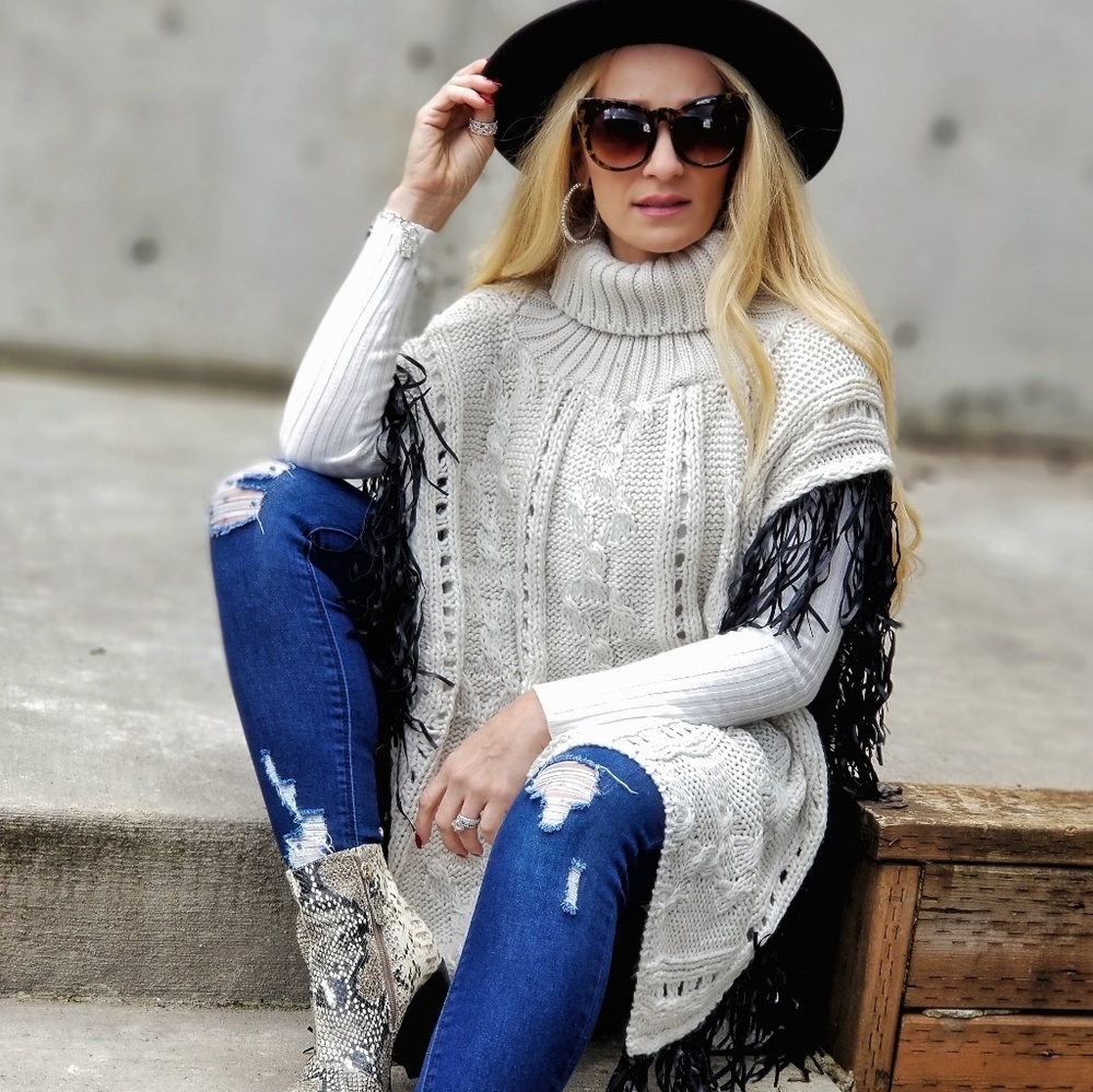 LENORA Sweater Poncho - Picture 4 of 5